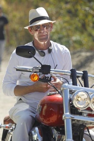 Photo Flash: Behind-the-Scenes Look at MODERN FAMILY's Episode 'Yard Sale,' 10/31 Photo Flash: Behind-the-Scenes Look at MODERN FAMILY's Episode 'Yard Sale,' 10/31 Image