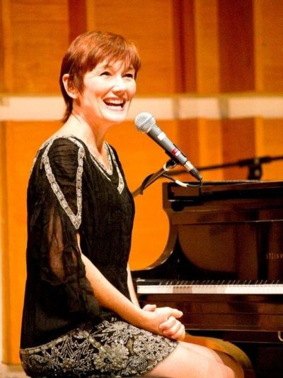 Lari White Photo