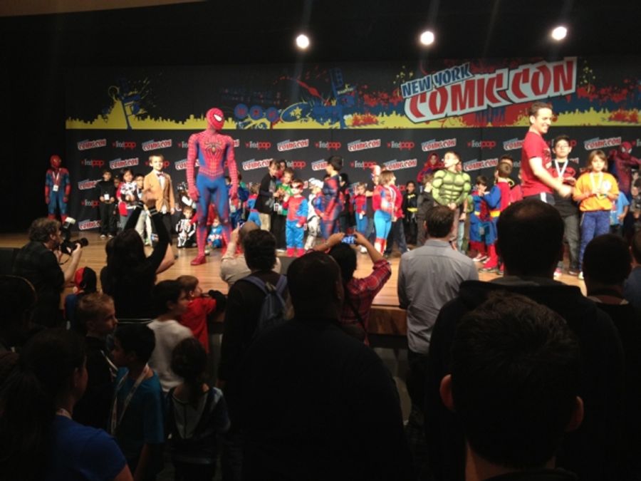 Photo Flash: SPIDER-MAN Cast Visits NYC Comic Con Image