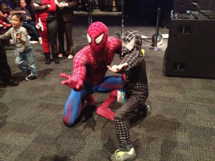 Photo Flash: SPIDER-MAN Cast Visits NYC Comic Con Image