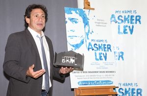 Director Gordon Edelstein  Photo