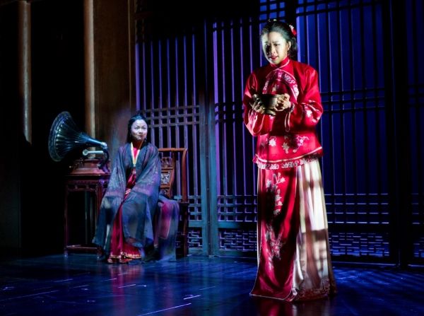 Julyana Soelistyo, Lesley Hu Photo
