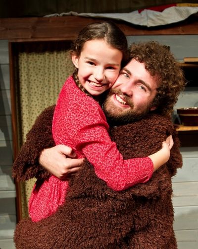 Avi Gedler as Laura Ingalls and Spencer Gilbert as Pa (Charles Ingalls) Photo