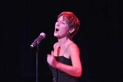 Lari White Photo