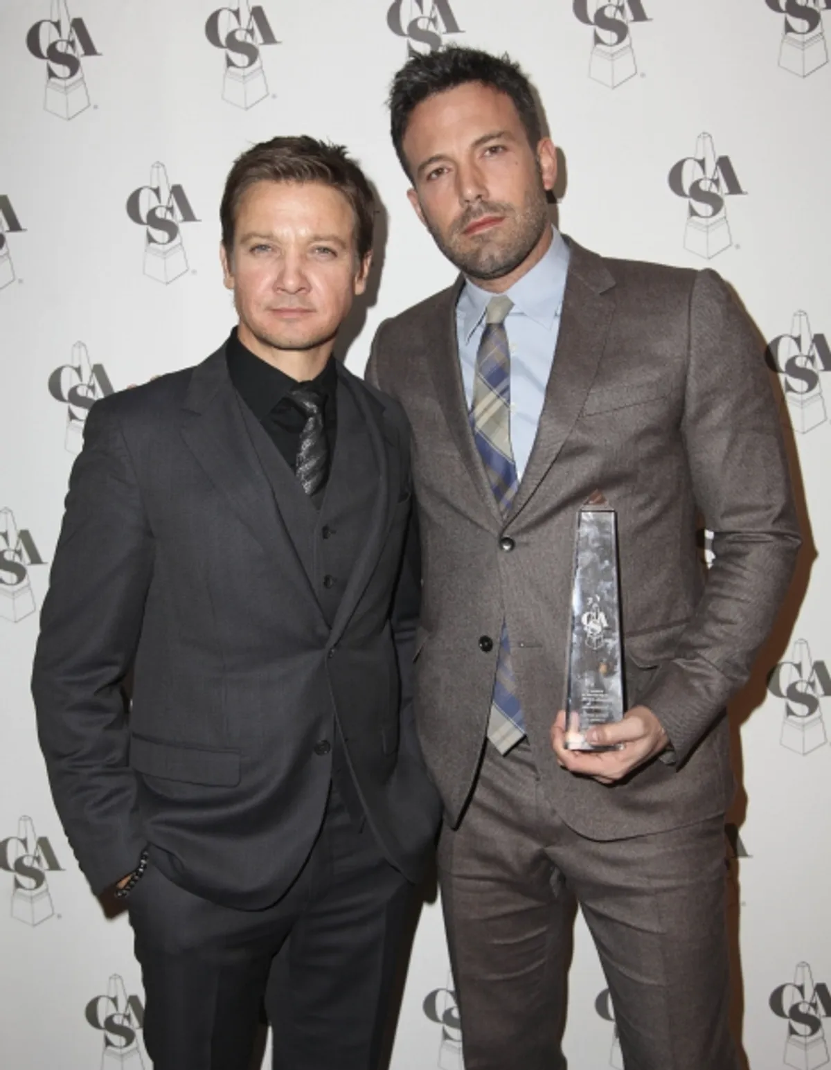 From left, actors Jeremy Renner and Ben Affleck, Career Achievement Award  winner, pose backstage during the, image size:1200x1545
