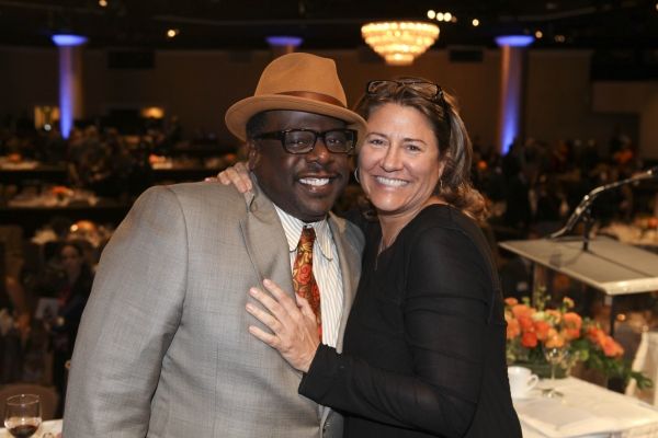 From left, Cedric the Entertainer and Lora Kennedy, Hoyt Bowers Award winner pose dur Photo