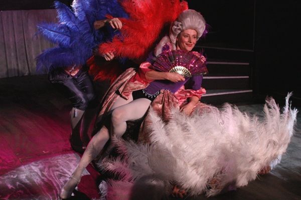 Anna Francolini as Victor Victoria   Photo