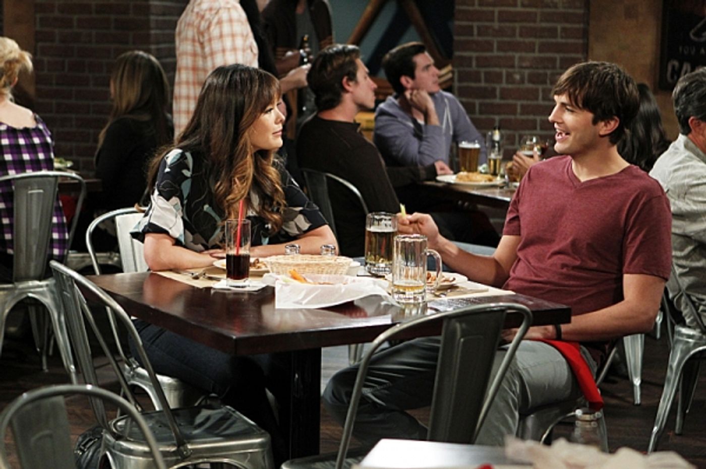 Photo Flash: First Look - Miley Cyrus Guest Stars on TWO AND A HALF MEN  Image