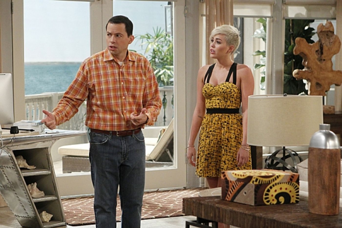 Photo Flash: First Look - Miley Cyrus Guest Stars on TWO AND A HALF MEN  Image