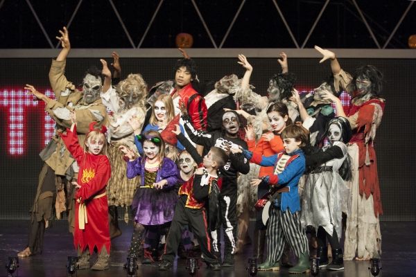 THRILLER LIVE! Cast, David Jordan,  and Pupils from Holmleigh Primary School  Photo