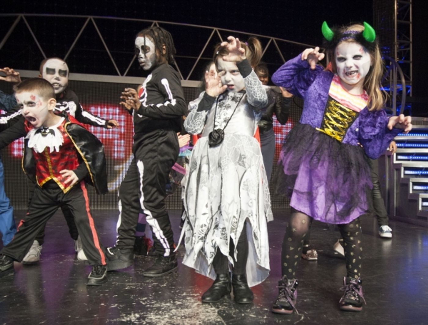 Photo Flash: Holmleigh Primary School Pupils Perform with THRILLER LIVE Cast at Lyric Theatre!  Image
