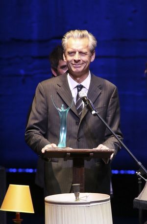 CTG Artistic Director Michael Ritchie, accepts the Ovation for Best Presented Production for "War Horse" at the Center Theatre Group Ahmanson Theatre during the 2012 LA Stage Alliance Ovation Awards ceremony held at the Los Angeles Theatre on Monday, Nov. @ BroadwayWorld CTG Artistic Director Michael Ritchie, accepts the Ovation for Best Presented Product Photo