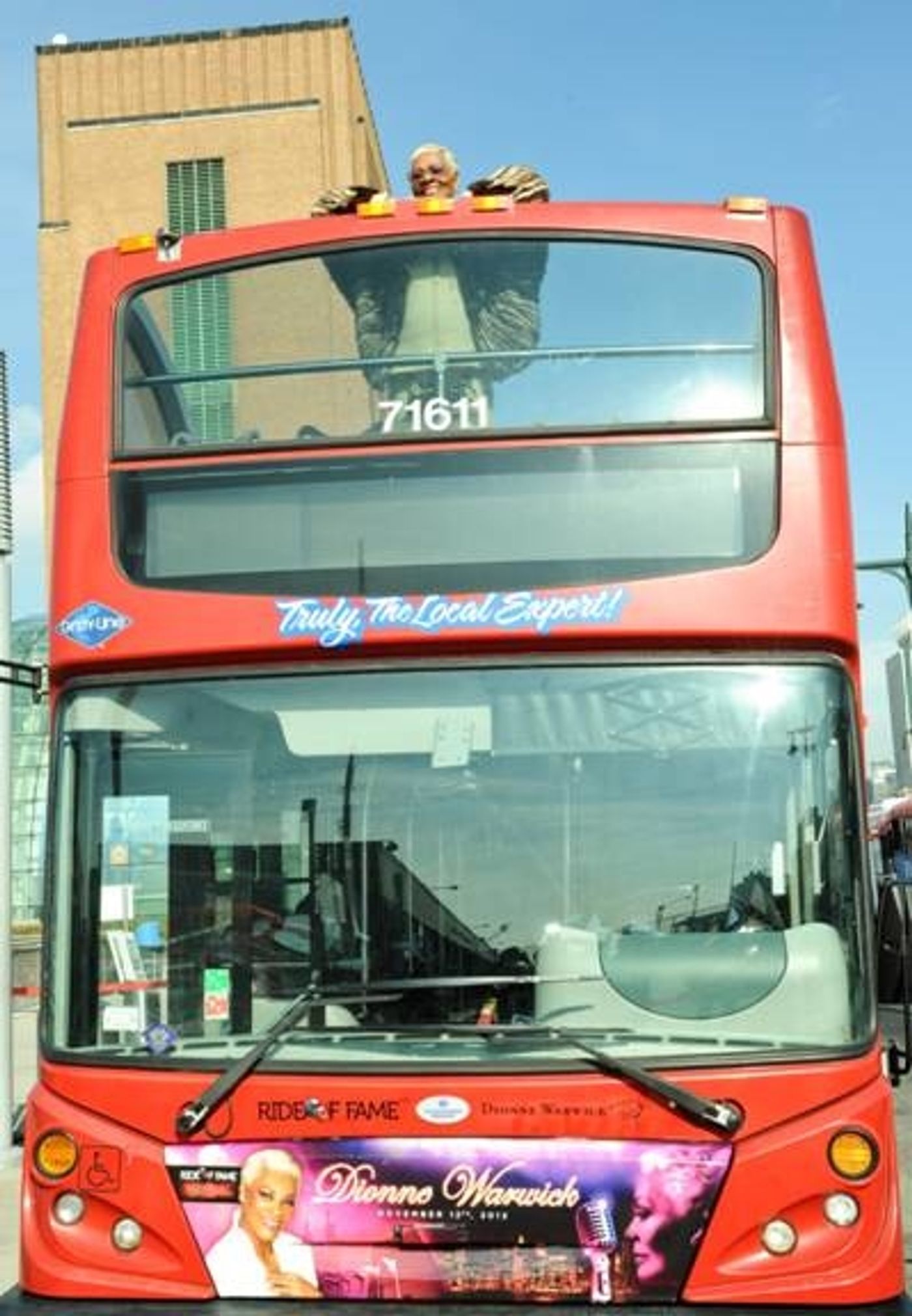 Photo Flash: Dionne Warwick Celebrates New Album with Gray Line New York 'Ride of Fame'  Image
