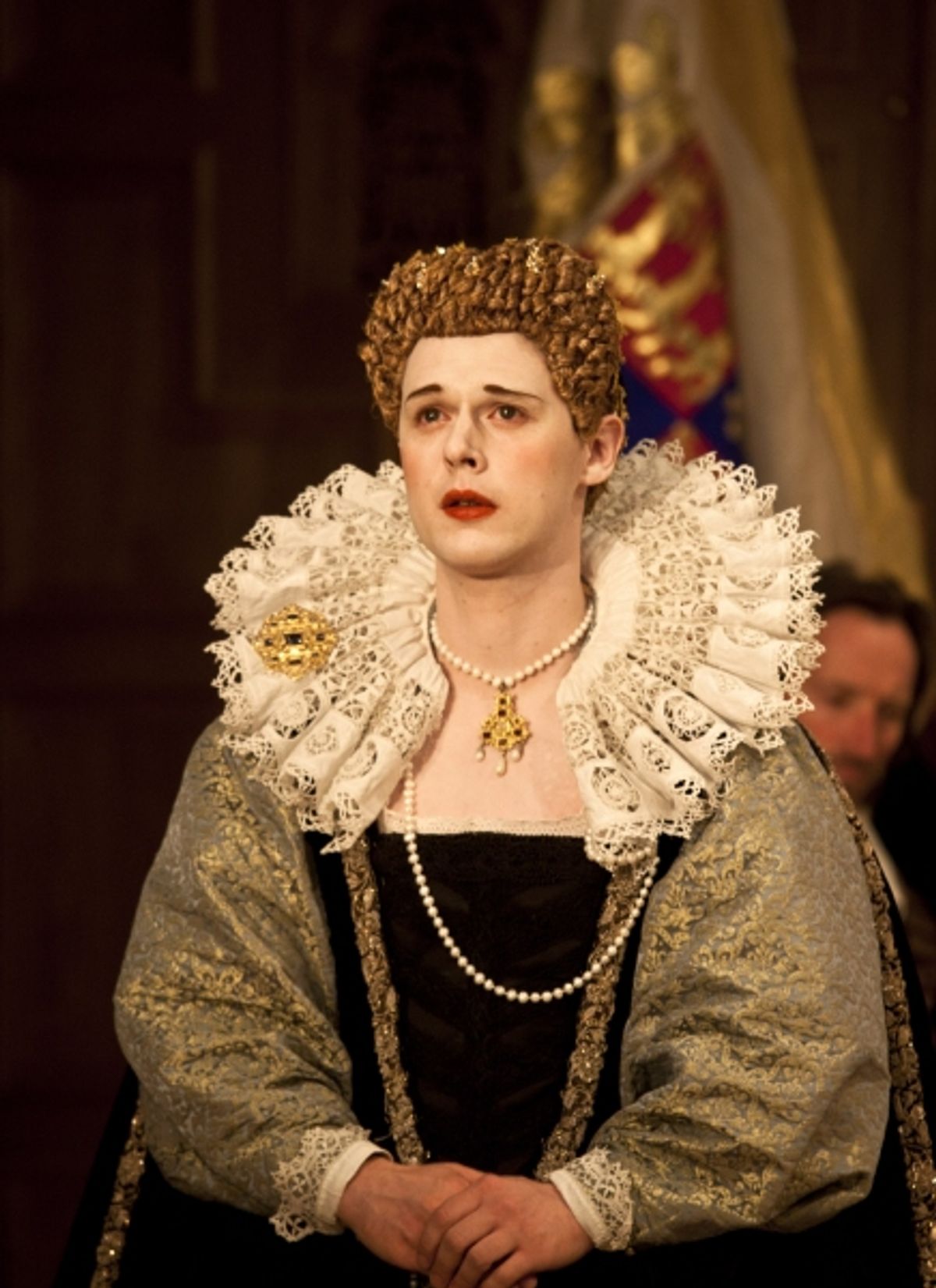 Â Samuel Barnett (Queen Elizabeth) at 