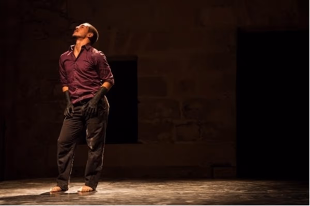 ÃƒÂlvaro Frutos: Ã¢â‚¬Å“Pez MuertoÃ¢â‚¬Â. FotografÃƒÂ­a: Pollobarba at Costa Contemporánea en la Muestra Internacional De Danza