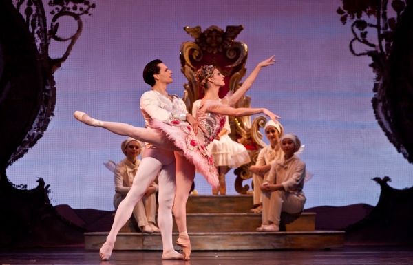 Ballet: The Nutcracker Choreographer: Ben Stevenson Dancers: Simon Ball, Melissa Houg Photo