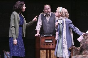 Annabelle Gurwitch, Arye Gross and Isabella Acres Photo