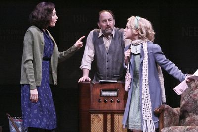 Annabelle Gurwitch, Arye Gross and Isabella Acres Photo