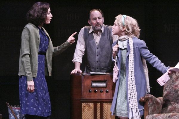 Annabelle Gurwitch, Arye Gross and Isabella Acres Photo