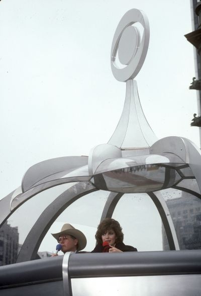 Linda Gray and Larry Hagman in the Macy's Thanksgiving Day Parade in 1983 in New York Photo