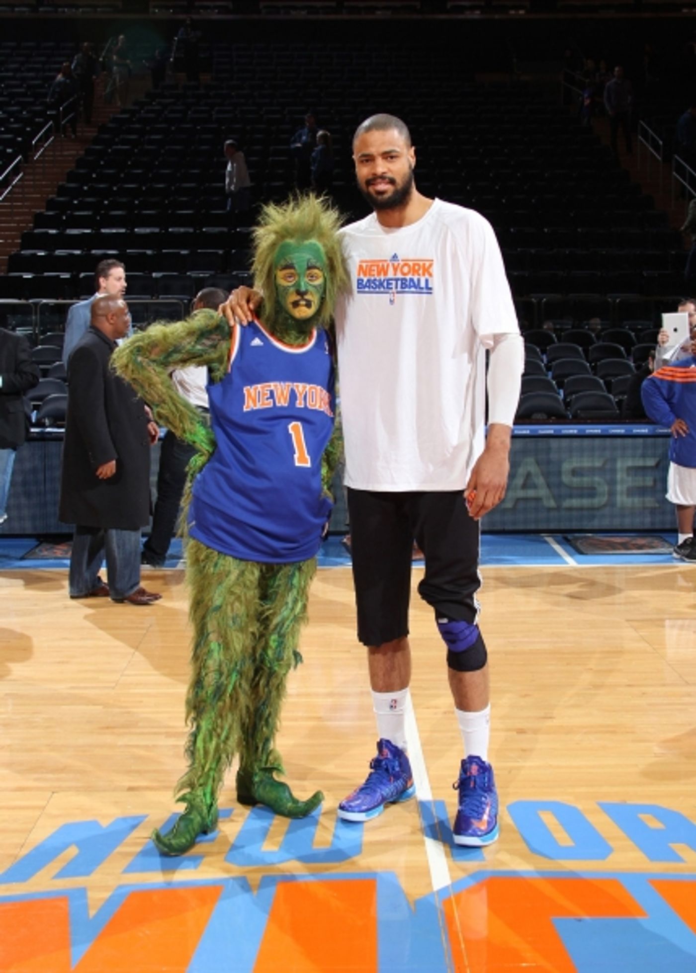 Photo Flash: The Grinch Visits New York Knicks Game at Madison Square Garden  Image