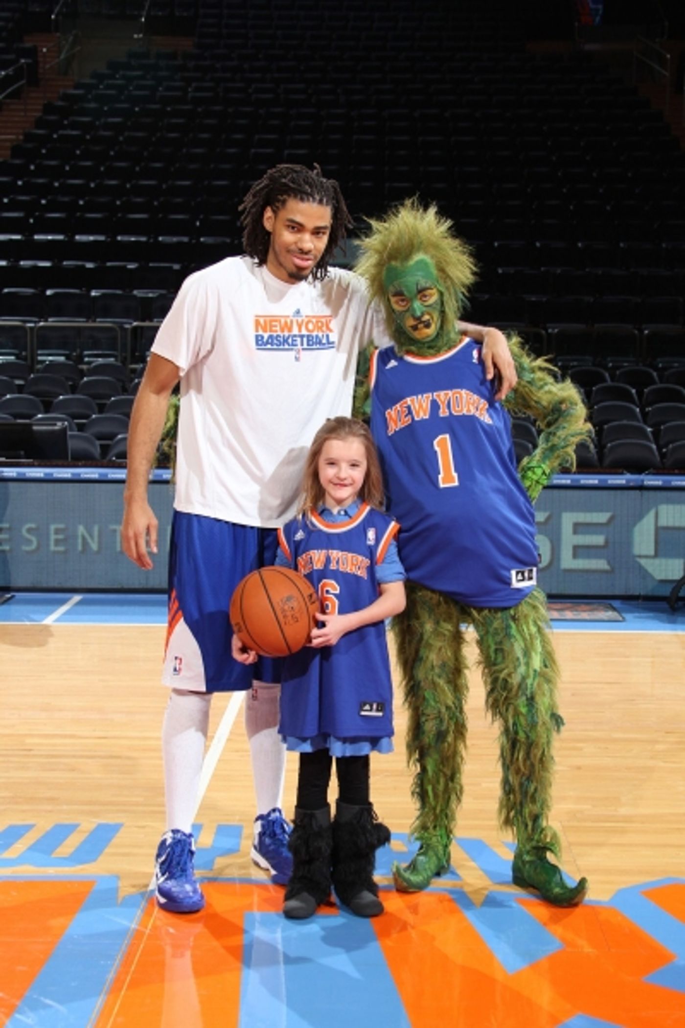 Photo Flash: The Grinch Visits New York Knicks Game at Madison Square Garden  Image