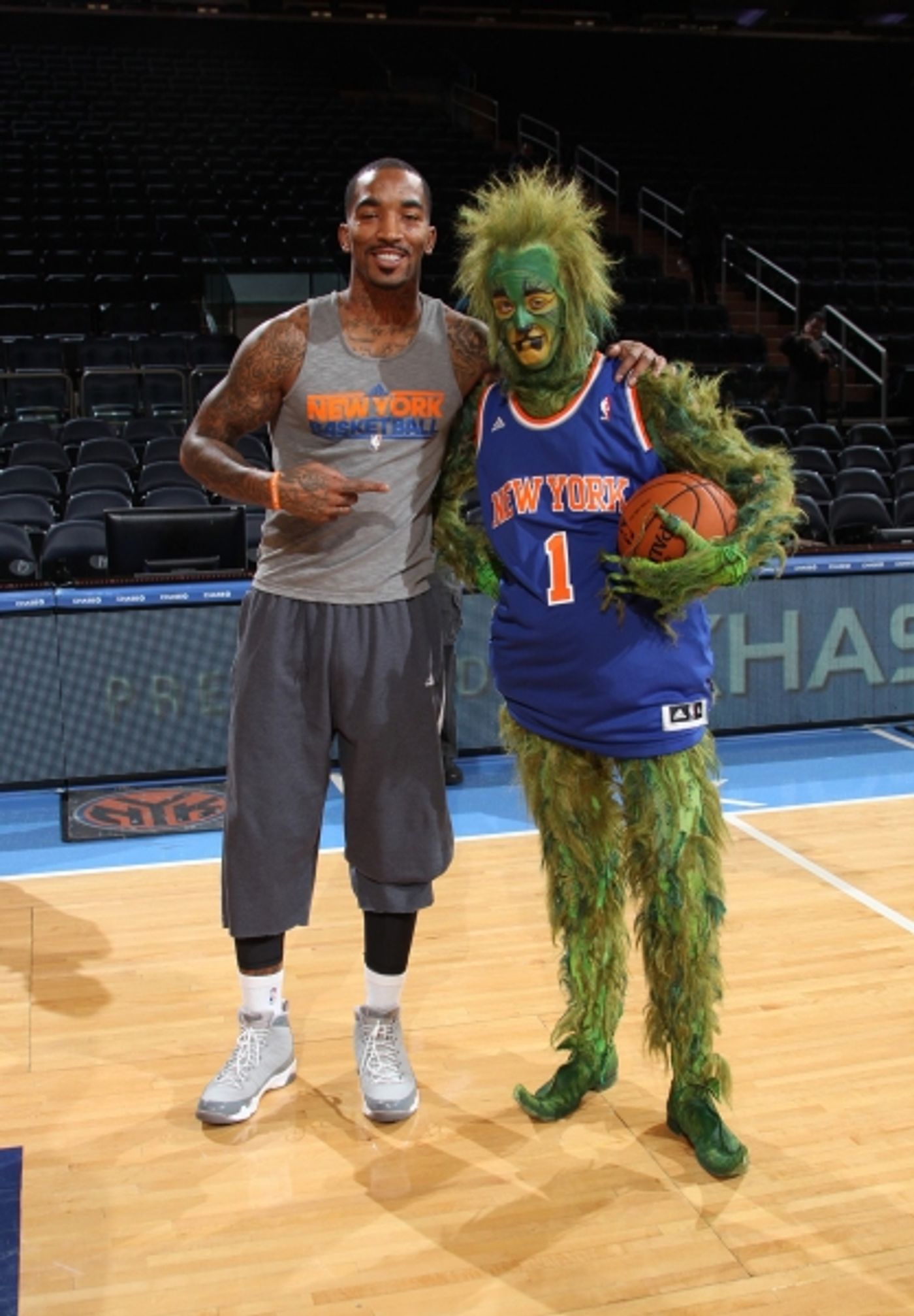 Photo Flash: The Grinch Visits New York Knicks Game at Madison Square Garden  Image