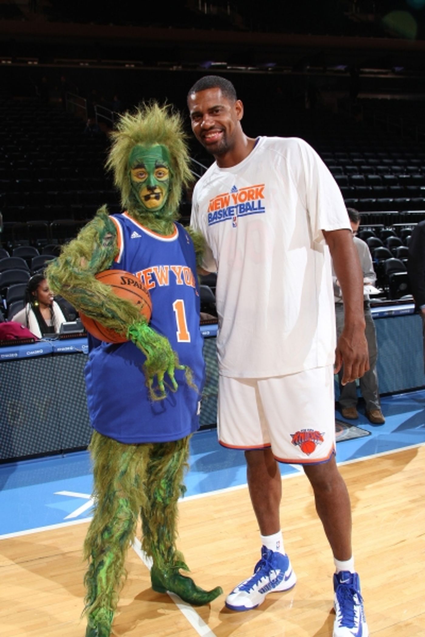 Photo Flash: The Grinch Visits New York Knicks Game at Madison Square Garden  Image