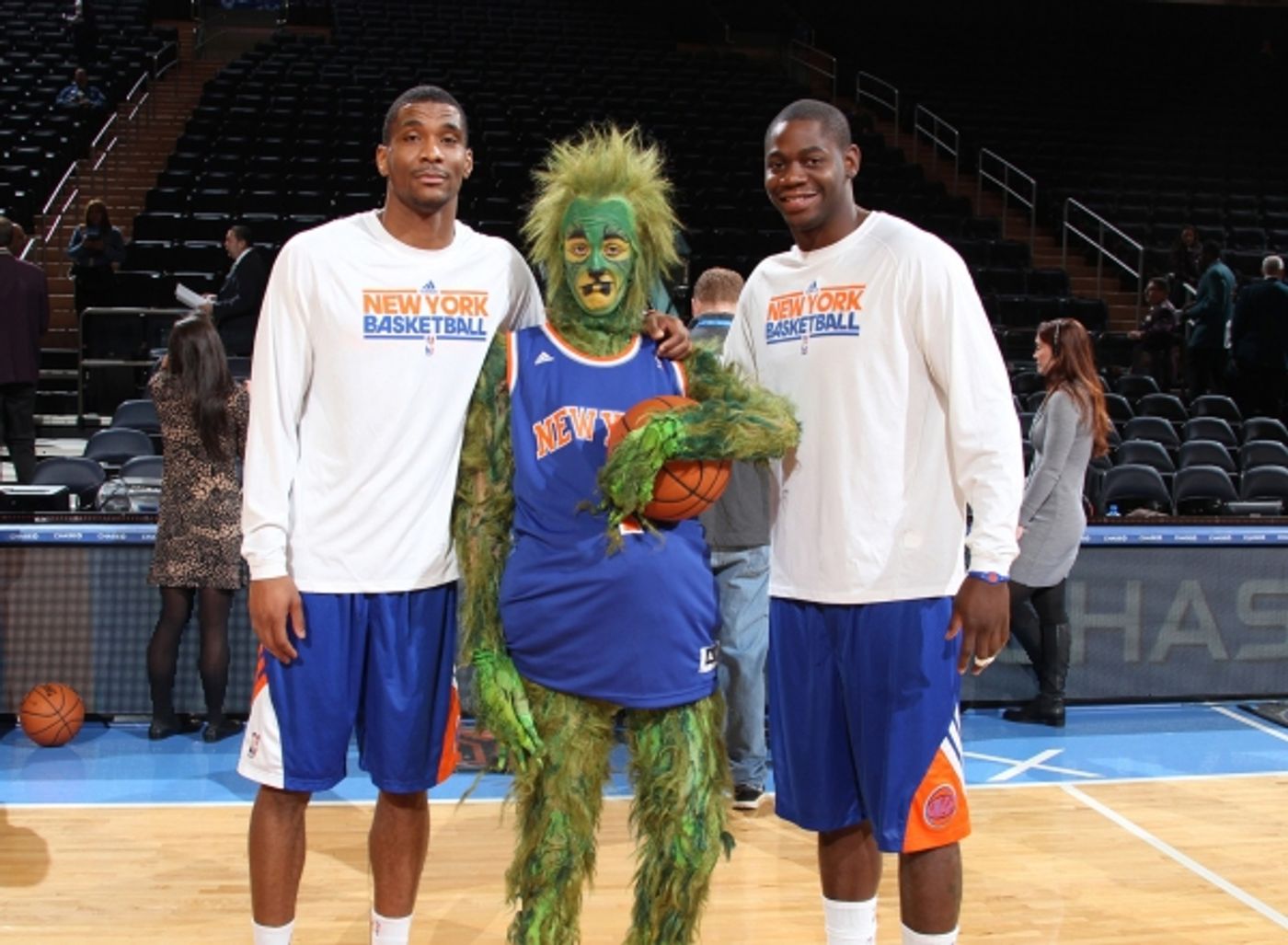 Photo Flash: The Grinch Visits New York Knicks Game at Madison Square Garden  Image