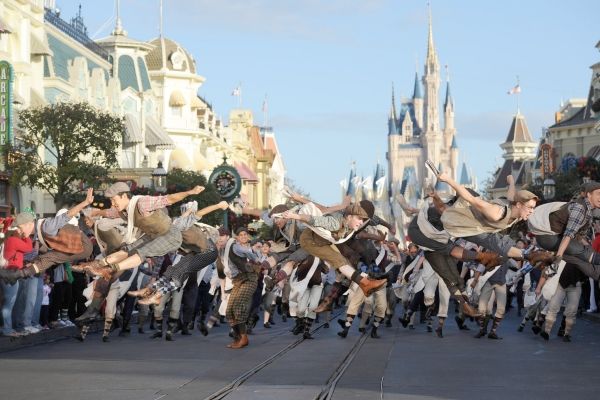 Photos: NEWSIES Performs for the 2012 Disney Parks Christmas Day Parade! — photo 4 of 4