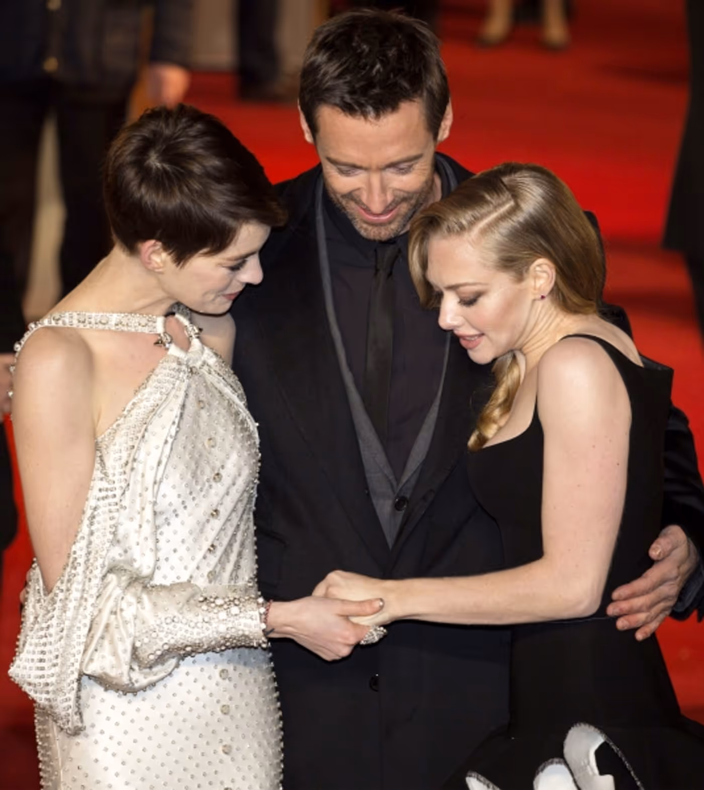 Photo Flash: On the Red Carpet at the LES MIS London Premiere- Anne Hathaway, Hugh Jackman, and More! Image