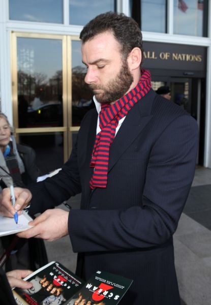 Photo Coverage Exclusive: At the Stage Door of the 35th Kennedy Center Honors — photo 9 of 75