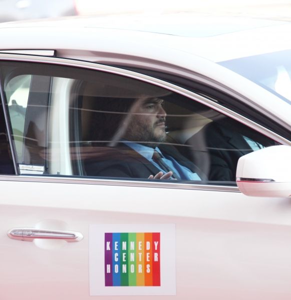 Photo Coverage Exclusive: At the Stage Door of the 35th Kennedy Center Honors — photo 35 of 75