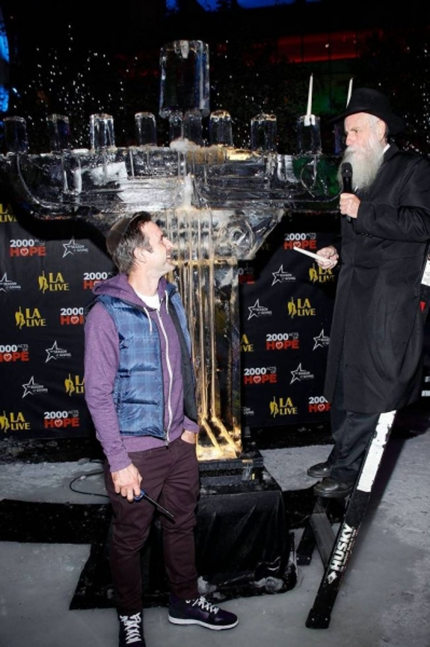 Photo Flash: David Arquette Celebrates Chanukah with AEG's Season of Giving  Image