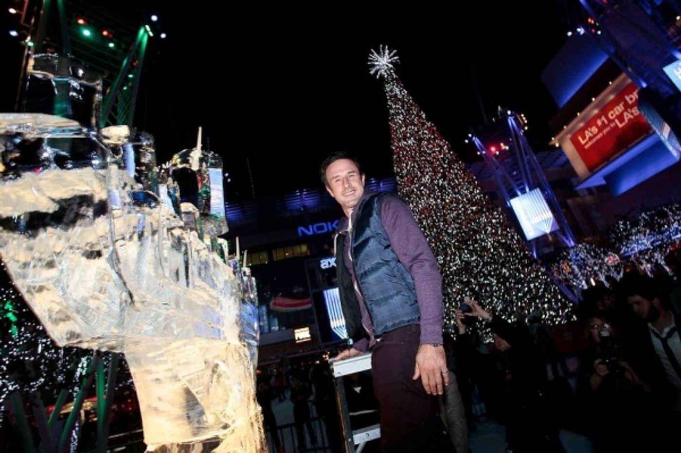 Photo Flash: David Arquette Celebrates Chanukah with AEG's Season of Giving  Image