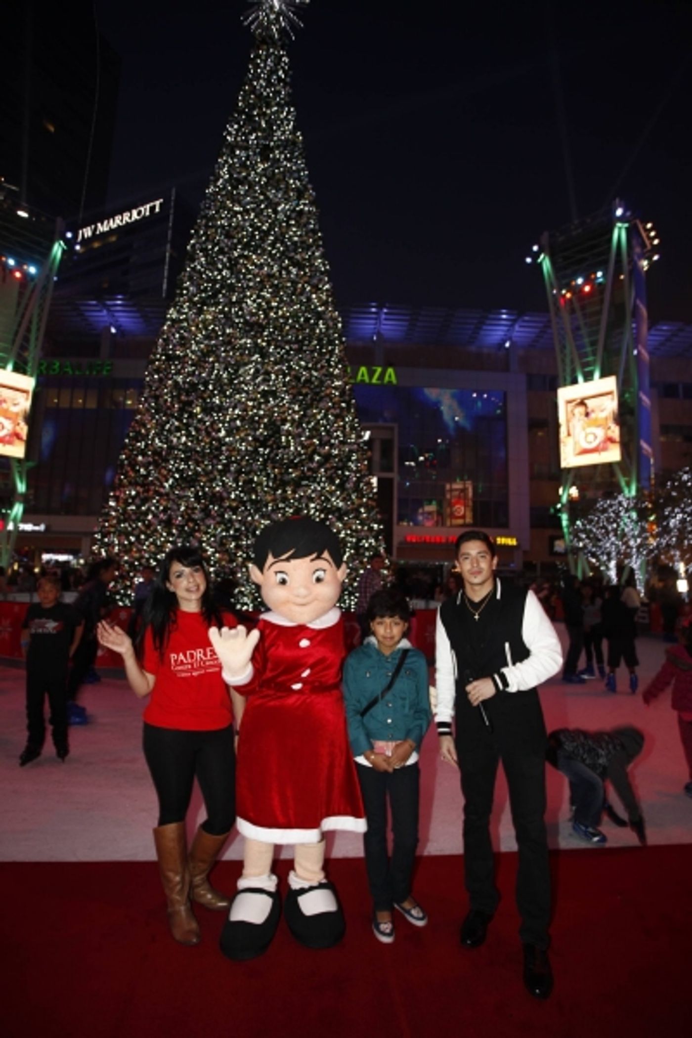 Photo Flash: AMERICAN IDOL's Stefano Langone at PADRES Contra El Cancer Bone Marrow Drive at L.A. LIVE  Image