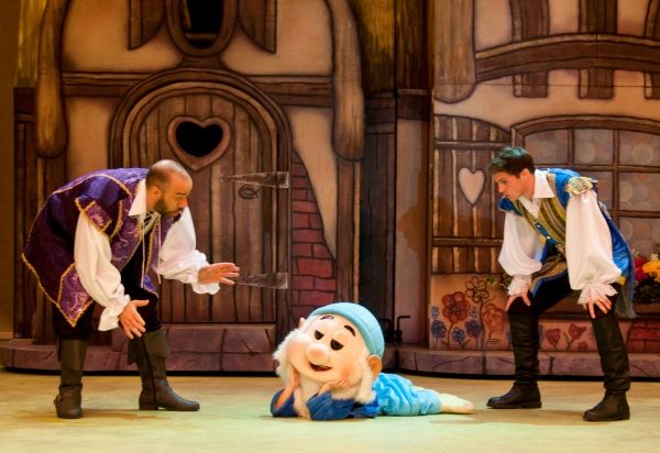 Photo Flash: First Look at Ariana Grande, Curt Hansen and More in A SNOW WHITE CHRISTMAS — photo 1 of 5