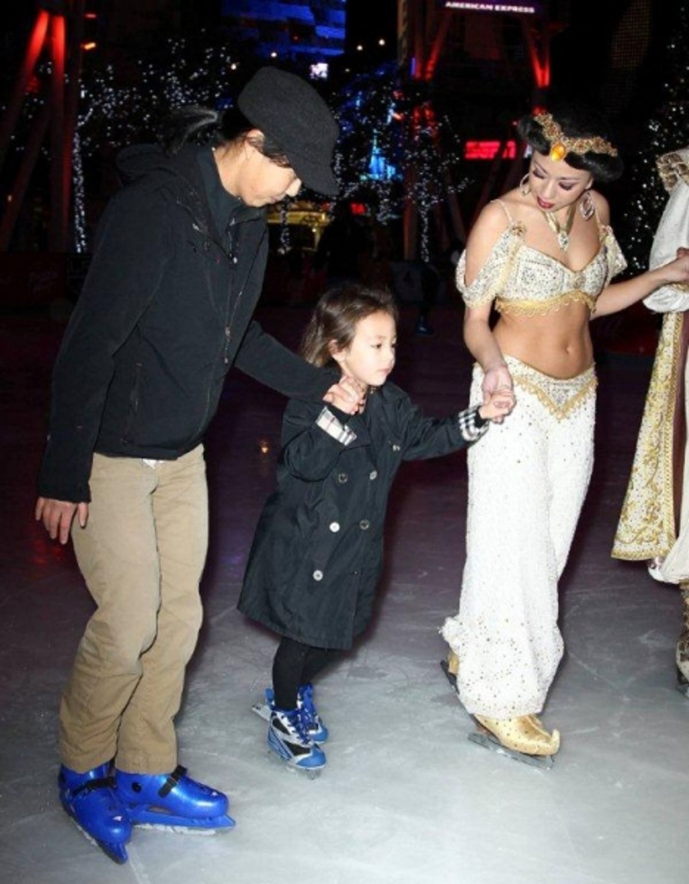 Photo Flash: MODERN FAMILY's Aubrey Anderson-Emmons & More at AEG Season of Giving's DISNEY ON ICE: DARE TO DREAM  Image