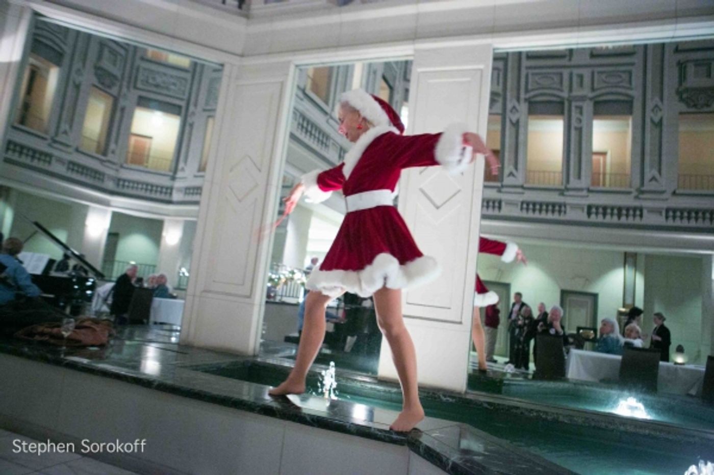 Photo Coverage: Jamie deRoy & Residents Perform at Alwyn Court  Image