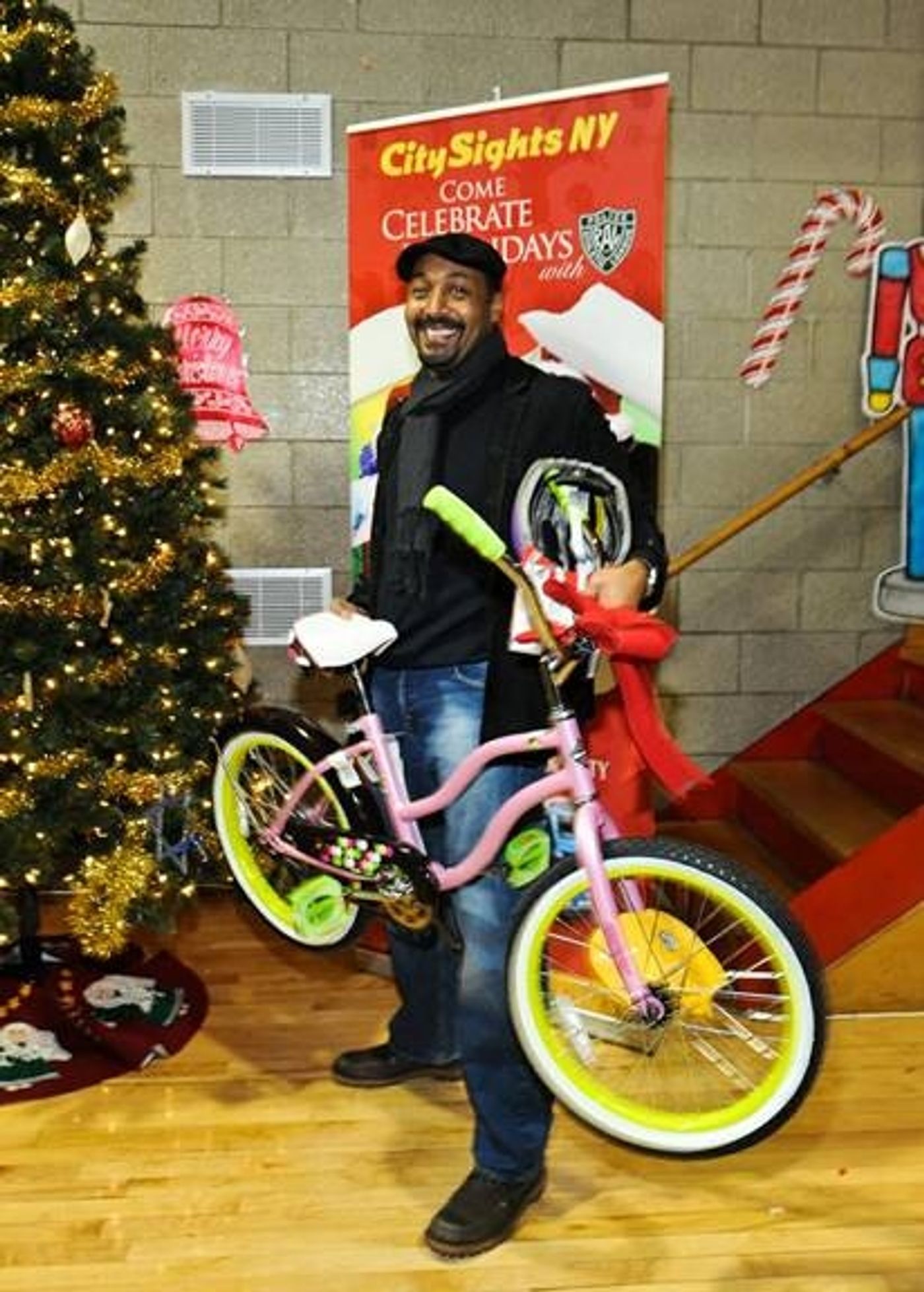 Photo Flash: Jesse L. Martin, Robert Cuccioli and More Give Back for the Holiday Season  Image