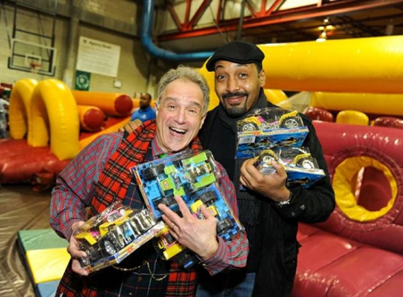 Photo Flash: Jesse L. Martin, Robert Cuccioli and More Give Back for the Holiday Season  Image