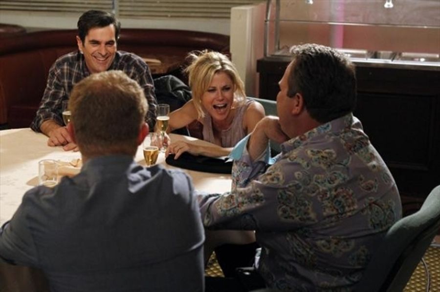 Photo Flash: MODERN FAMILY's 'New Year's Eve' Episode, Airs 1/9 Image