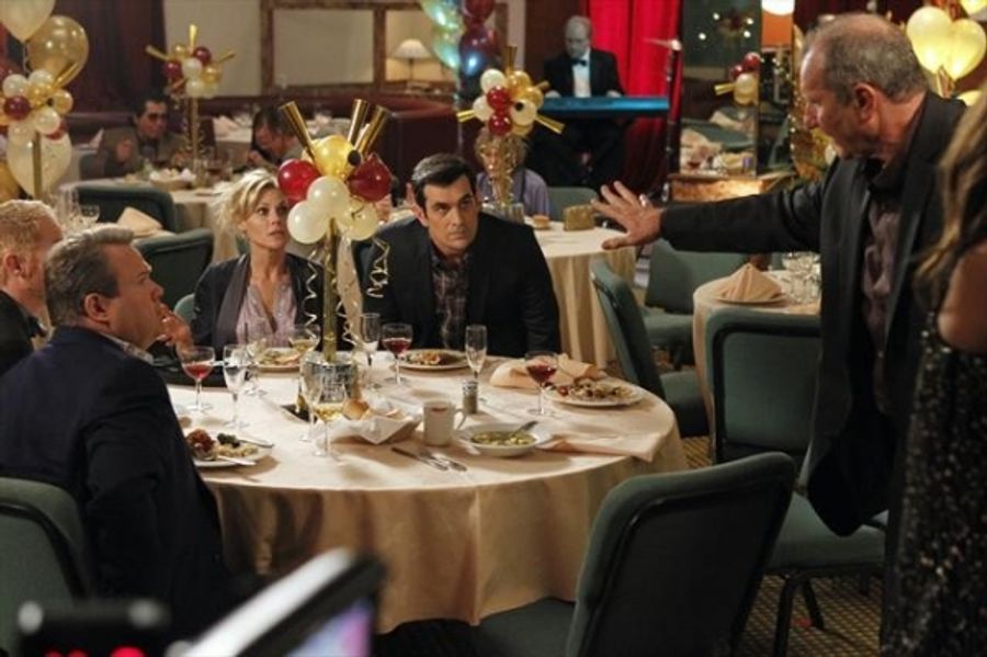 Photo Flash: MODERN FAMILY's 'New Year's Eve' Episode, Airs 1/9 Image