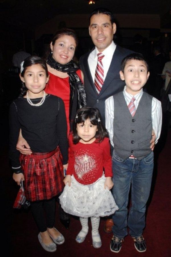 Gabrielle Mota, Lilly Mota, USN SCPO Ramon Mota, Elizabeth Mota, Giulian Mota Photo