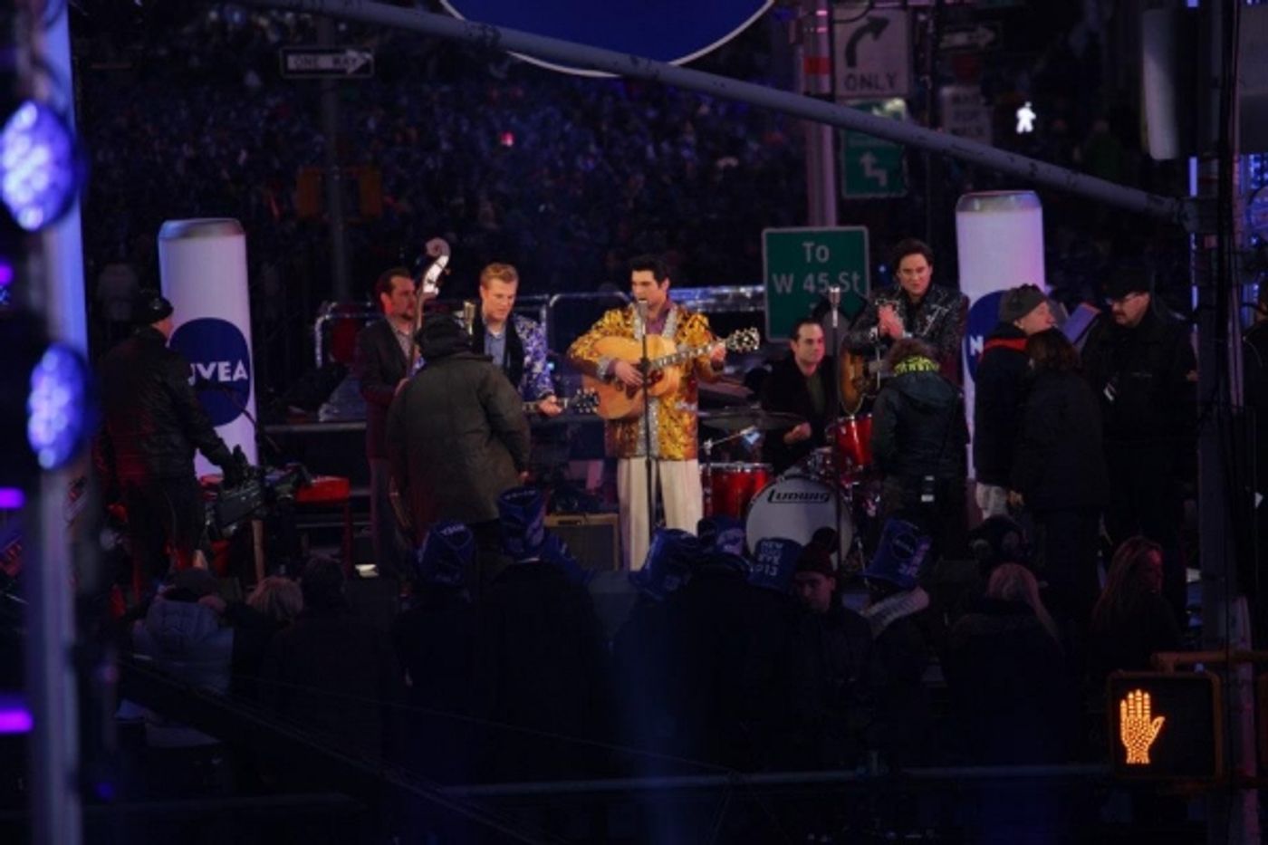 Photo Coverage: MDQ, Psy, Jepsen at 2013 New Year's Eve in Times Square Image