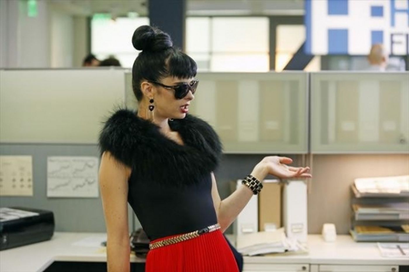 Photo Flash: DON'T TRUST THE B---- IN APARTMENT 23's 'Monday June...' Episode, Airs 1/13  Image