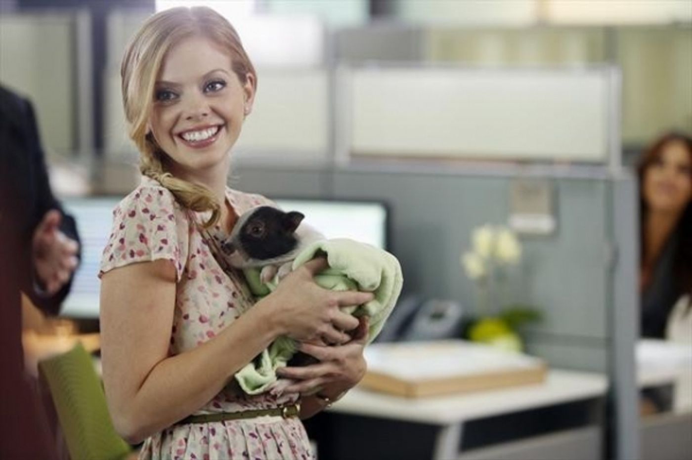 Photo Flash: DON'T TRUST THE B---- IN APARTMENT 23's 'Monday June...' Episode, Airs 1/13  Image