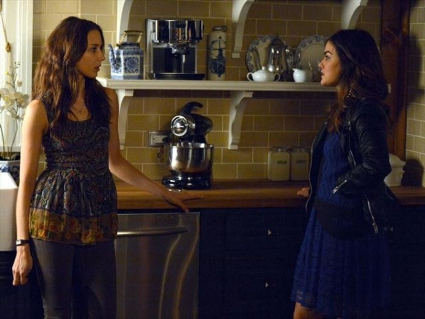 Photo Flash: PRETTY LITTLE LIARS' 'Out of the Frying Pan, into the Inferno,' Airs 1/29  Image