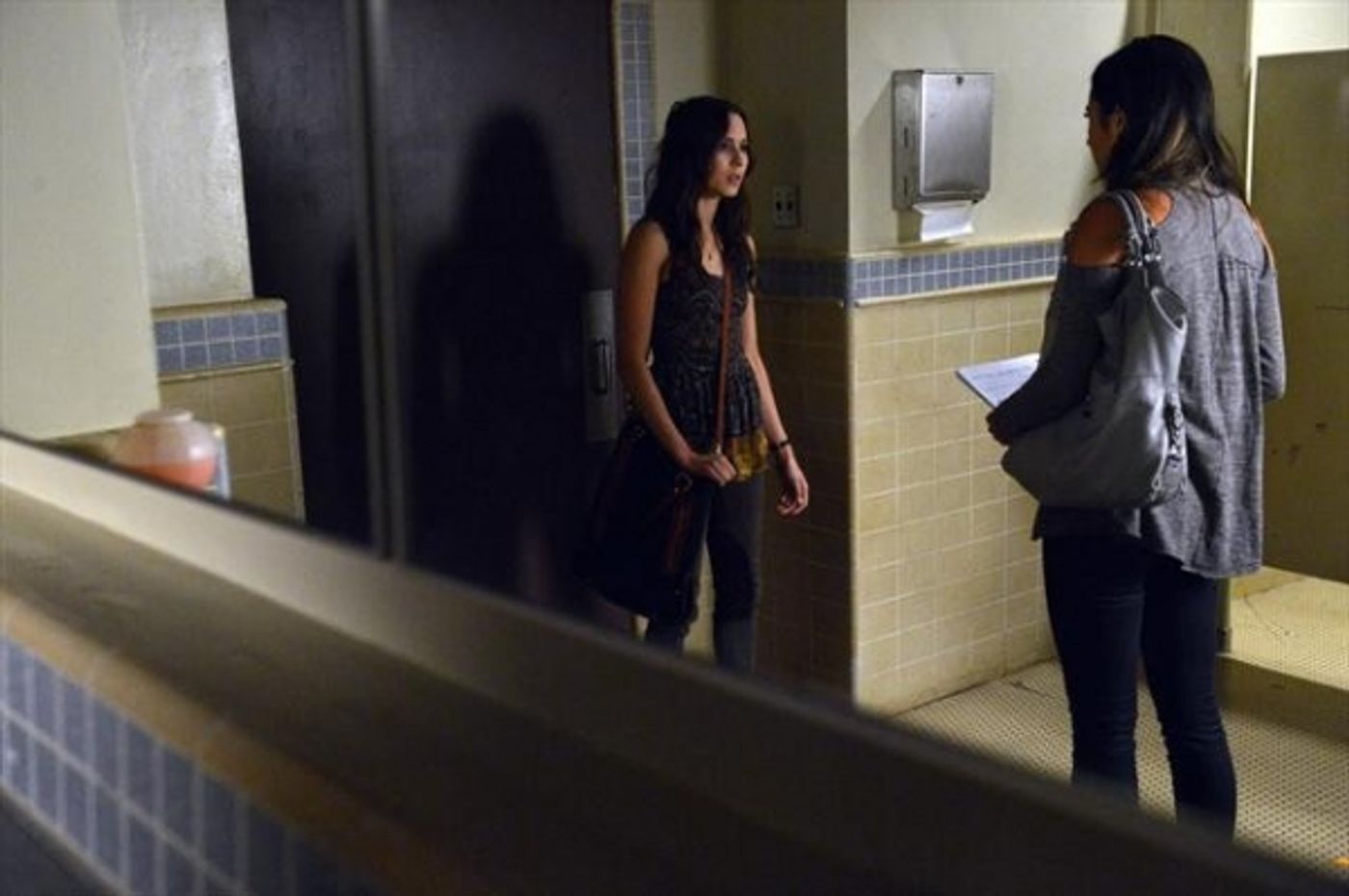Photo Flash: PRETTY LITTLE LIARS' 'Out of the Frying Pan, into the Inferno,' Airs 1/29  Image
