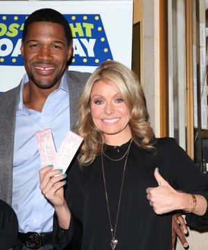Michael Strahan & Kelly Ripa
@ BroadwayWorld Michael Strahan & Kelly Ripa
Photo
